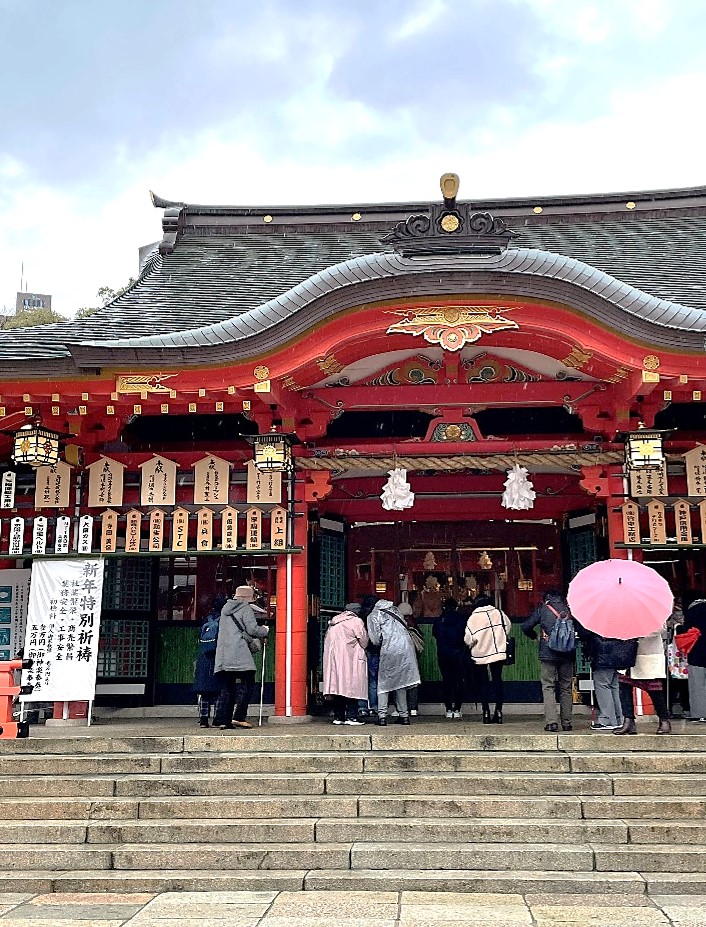 雨の生田神社で参拝