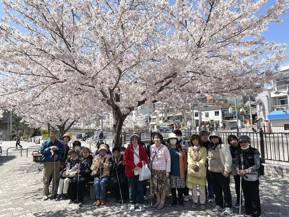 桜をバックに記念写真