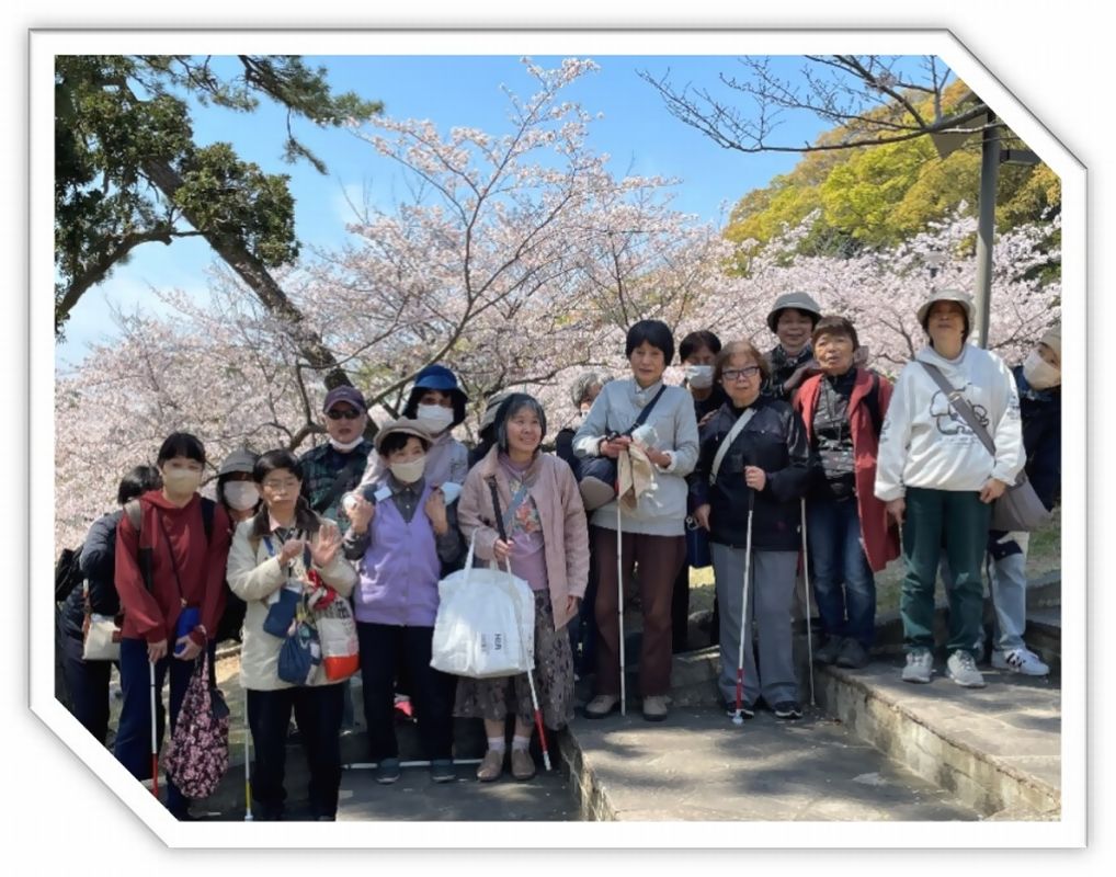 桜を背景にパチリ！みんなの笑顔が素敵です